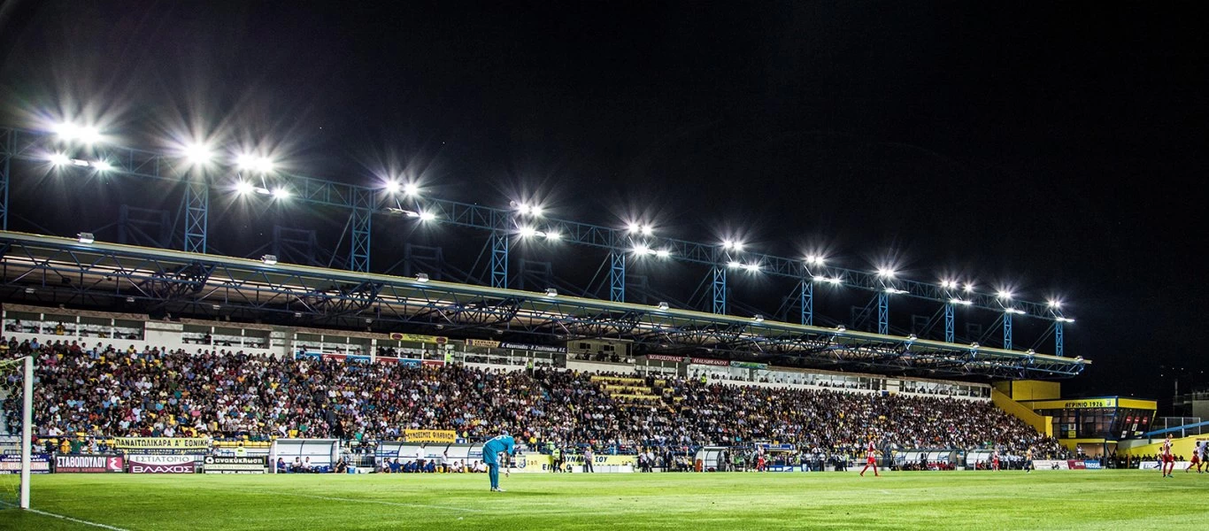 Σκηνοθέτης ζουμάρει σε ξανθιά καλλονή που κάνει... νάζια στις εξέδρες - «Χαμός» στο γήπεδο (βίντεο)